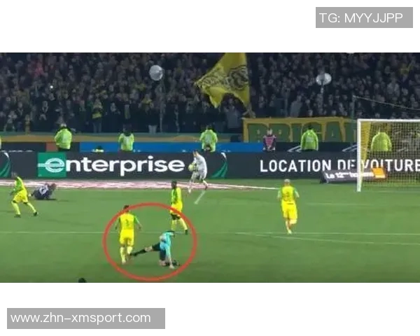 足球踢裁判的争议与挑战：如何平衡比赛公正与球员情绪的冲突